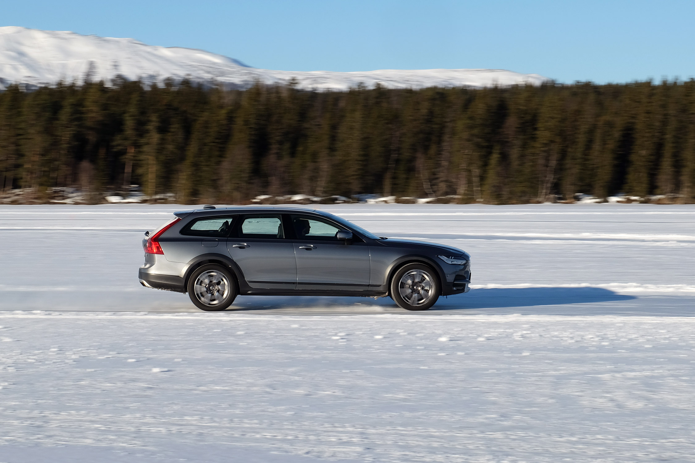 Korcsolya szmokingban: Volvo V90 Cross Country 36