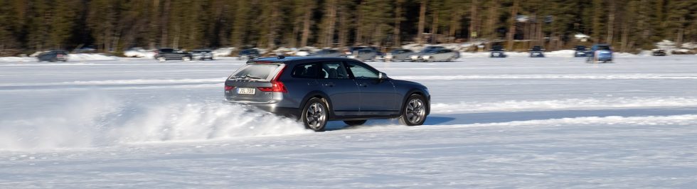 Korcsolya szmokingban: Volvo V90 Cross Country