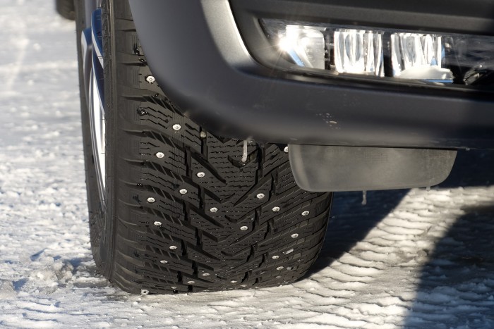 Korcsolya szmokingban: Volvo V90 Cross Country 9 Apró szögek kapaszkodnak a jégbe