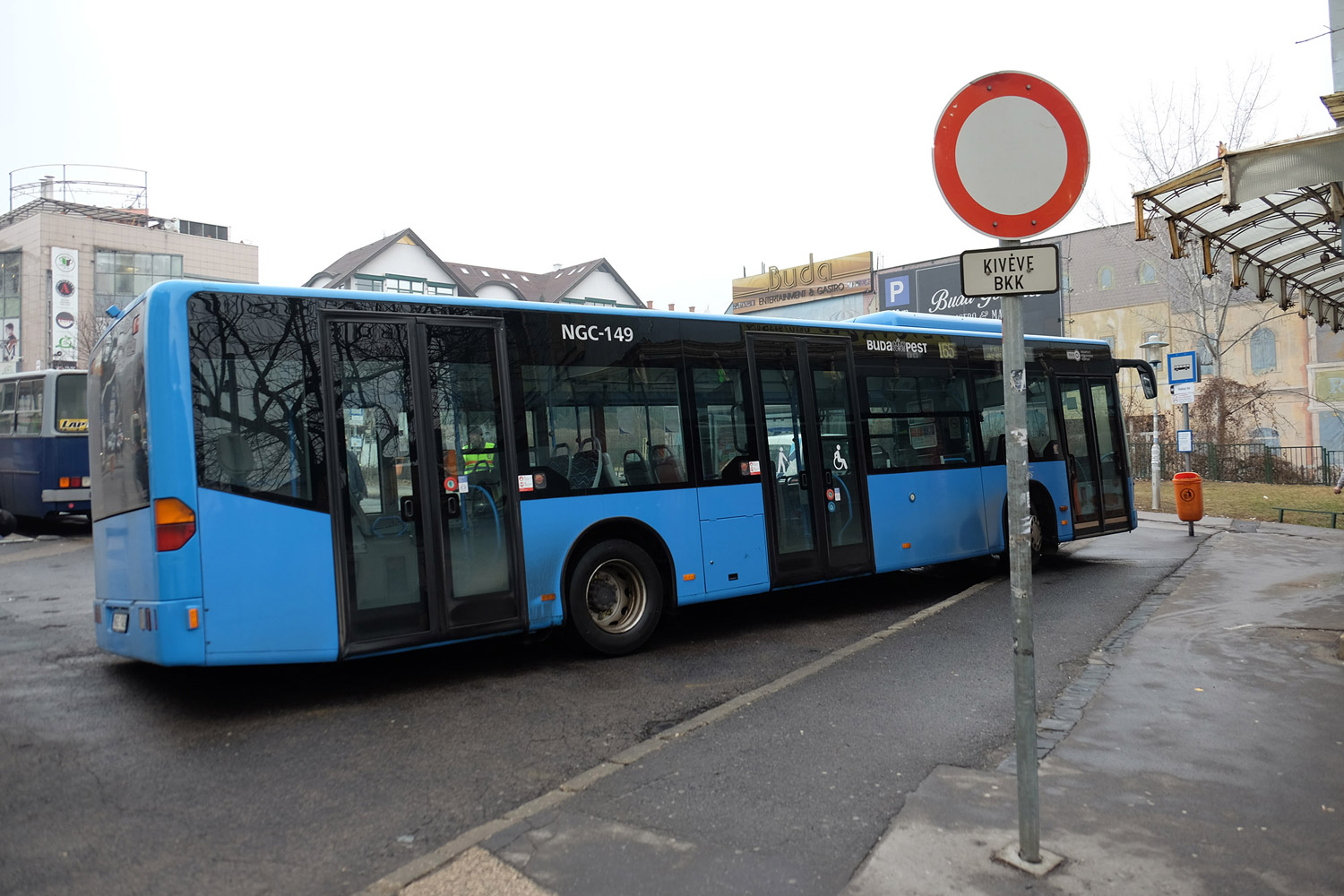 Nem jön a busz? Persze, mert elnyelte a föld! 1