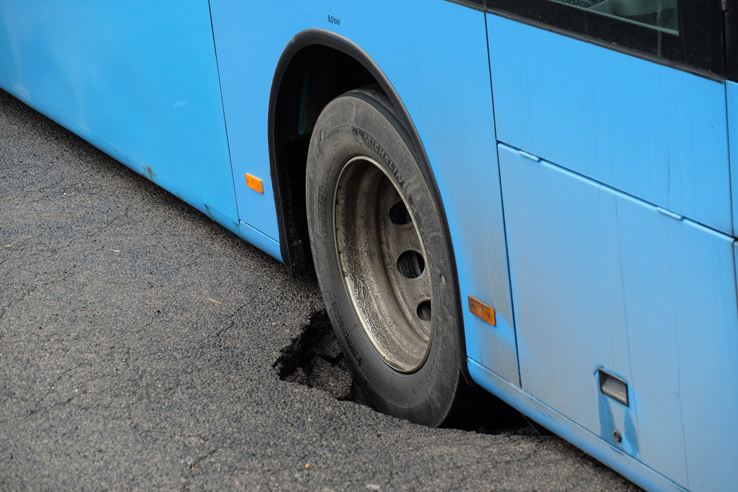 Nem jön a busz? Persze, mert elnyelte a föld! 11