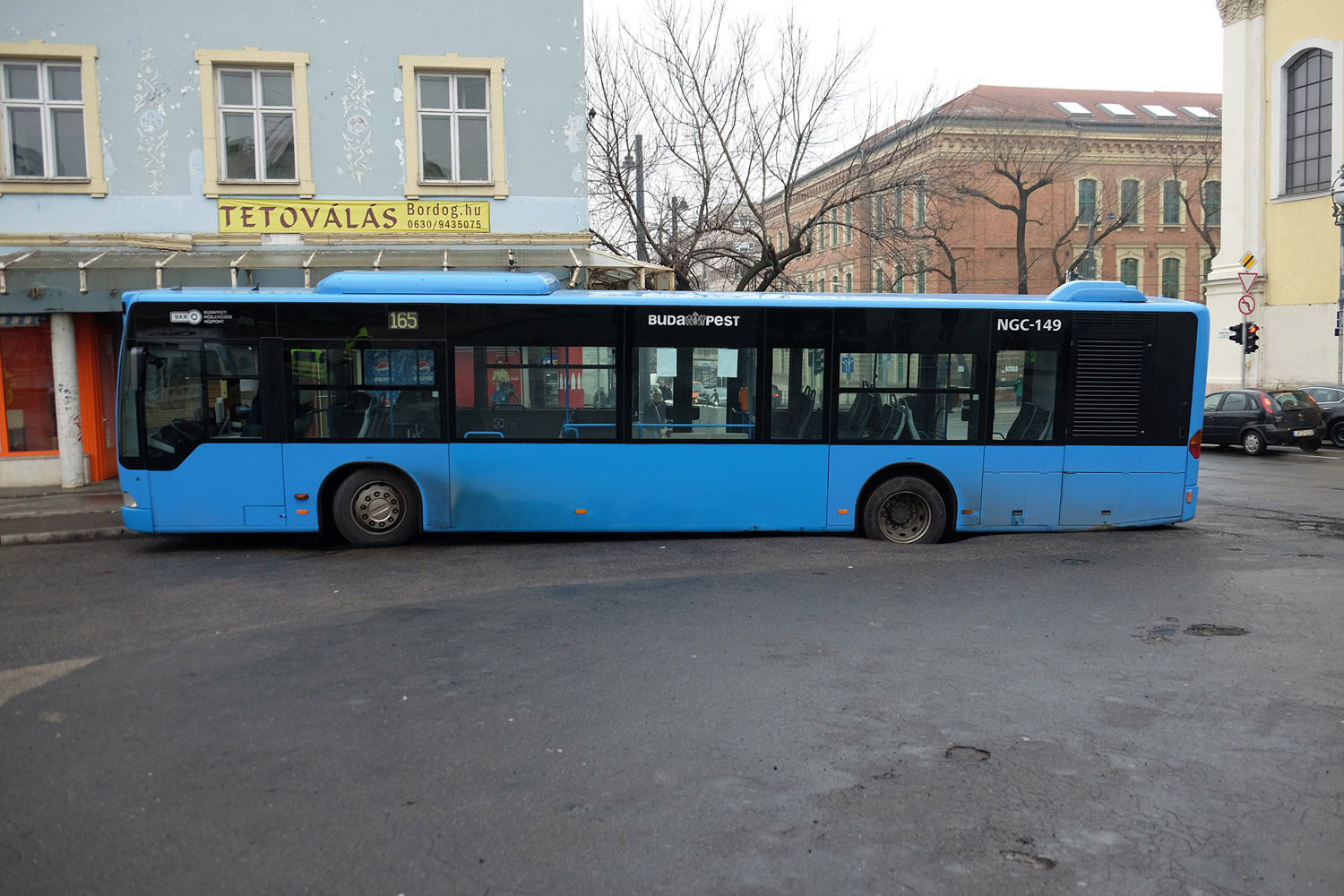 Nem jön a busz? Persze, mert elnyelte a föld! 4