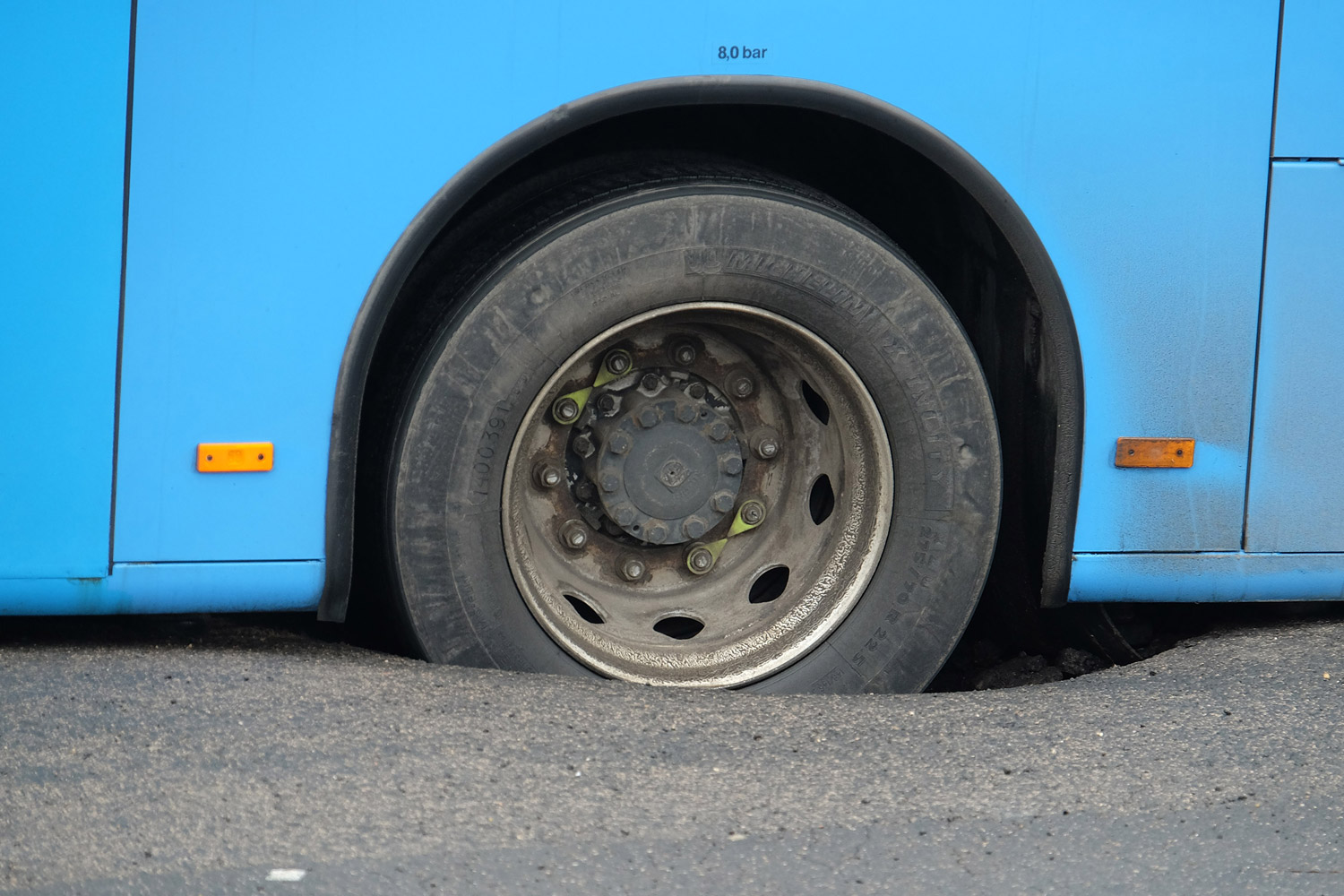 Nem jön a busz? Persze, mert elnyelte a föld! 10