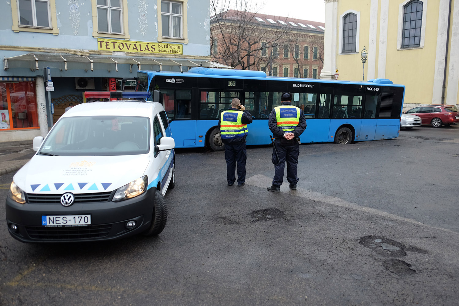 Nem jön a busz? Persze, mert elnyelte a föld! 9