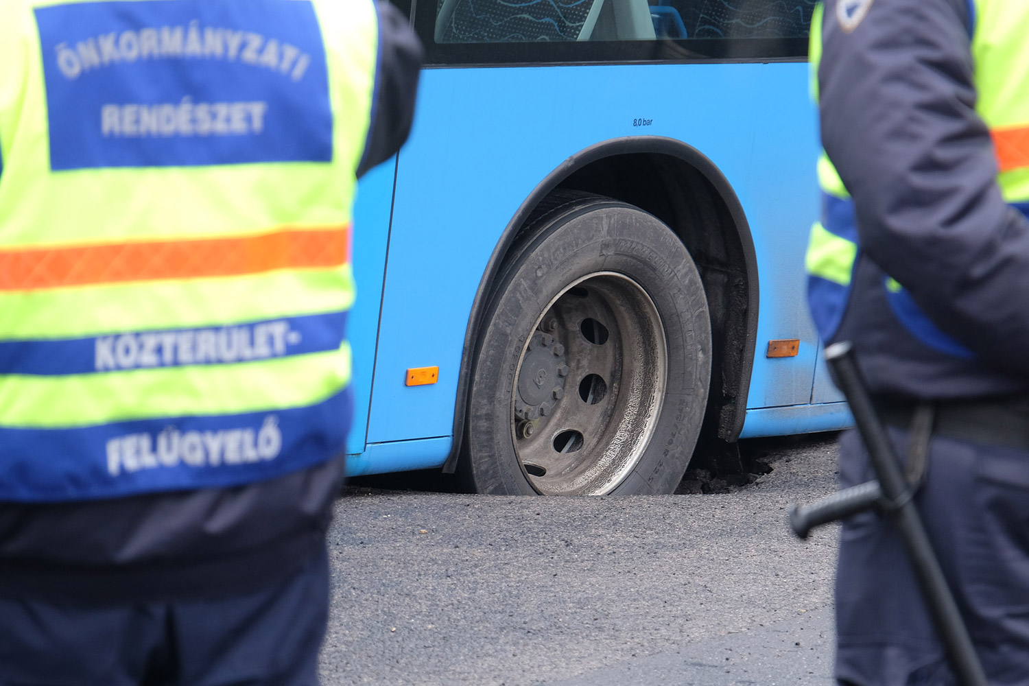 Nem jön a busz? Persze, mert elnyelte a föld! 5