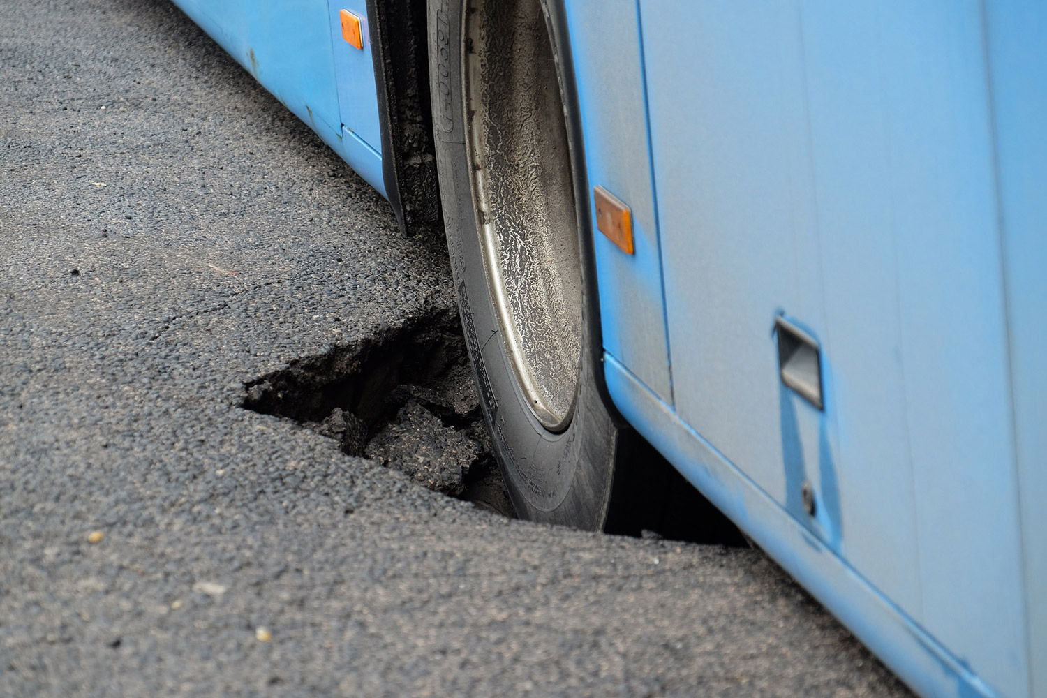 Nem jön a busz? Persze, mert elnyelte a föld! 8