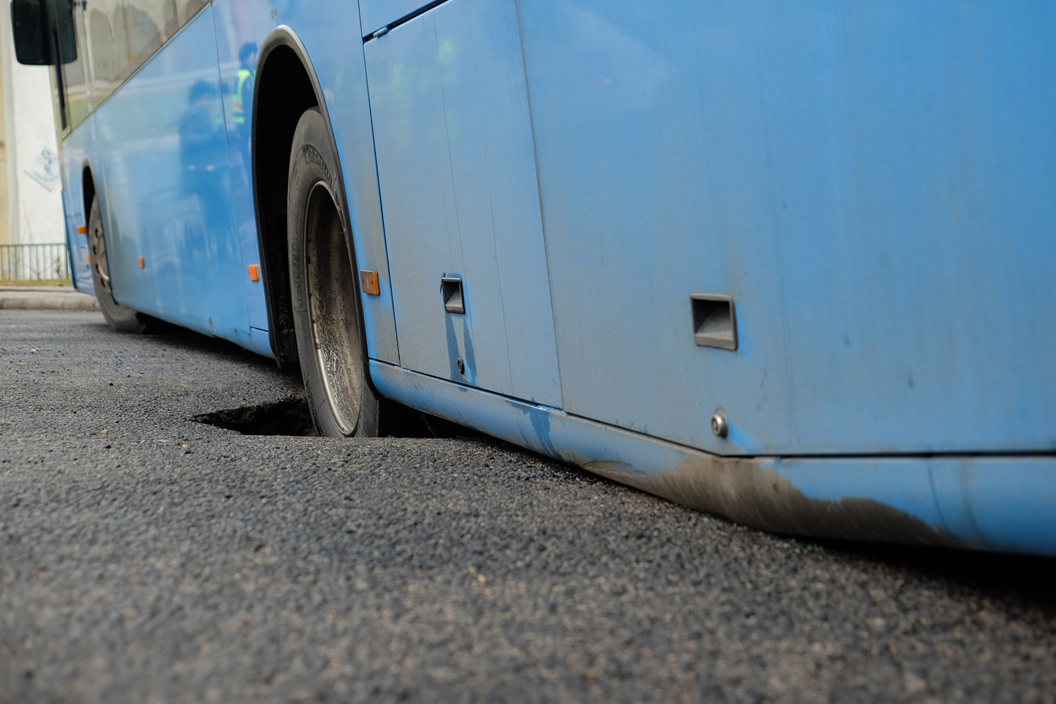 Nem jön a busz? Persze, mert elnyelte a föld! 6