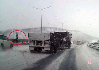 Kétszer gázolták el a lerobbant autóst