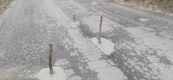 Faágakat és szemetet állítanak a frissen javított kátyúkba Solymáron