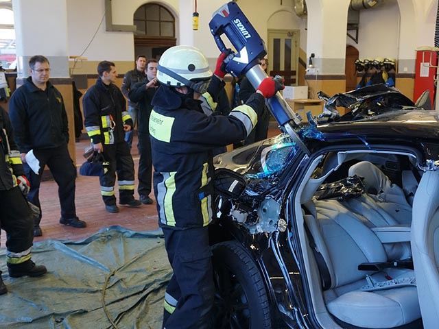 Így vágnak szét egy Porsche Panamerát a tűzoltók 1