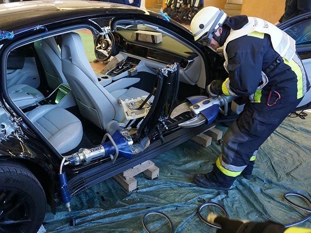 Így vágnak szét egy Porsche Panamerát a tűzoltók 9