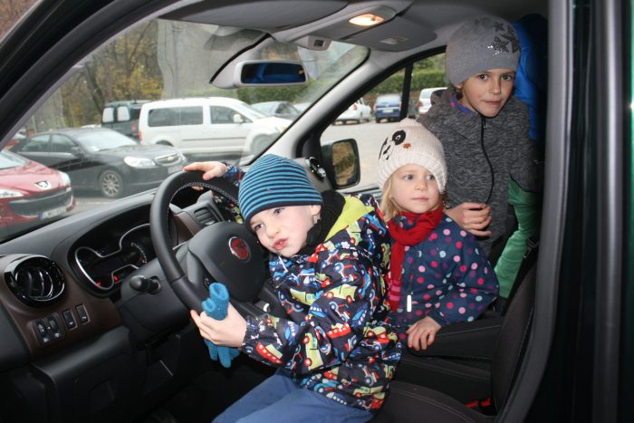 Minek két turbó 145 lóerőhöz? 9 Nagyobb korban is megnyugtató a nagy testű, stabil kisbuszt vezetni, az üléshelyzet is jó