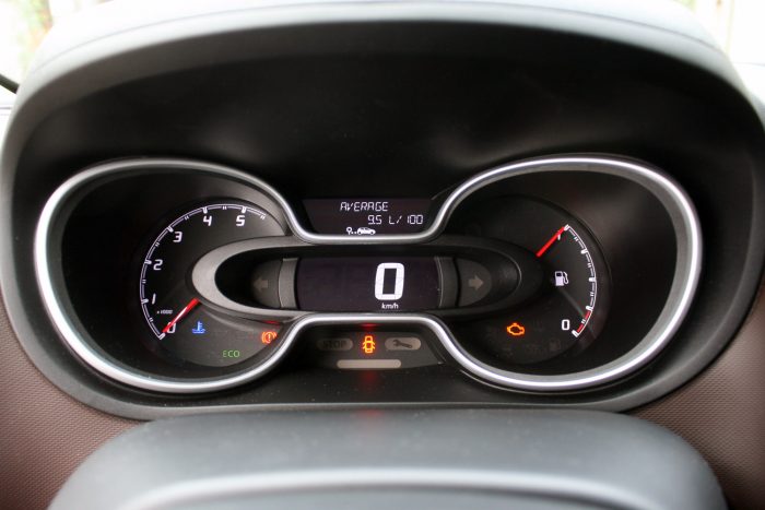 Minek két turbó 145 lóerőhöz? 7 Csak piktogram jelzi a hideg motort, nincs olajhőmérséklet-mutató