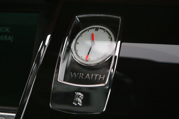 Rolls-Royce a hóban 6 Belülről nagyon hasonlítanak egymásra a modellek, de az óráról mindig eldönthető, miben ülünk