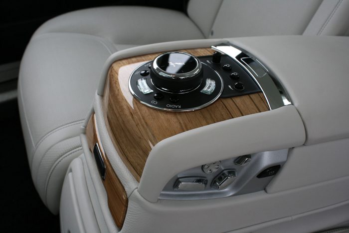 Rolls-Royce a hóban 2 A hátul utazó a főnök, a médiarendszer innen is irányítható