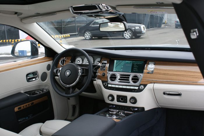 Rolls-Royce a hóban 3 A vezetőülésben sincs rossz dolga a kiválasztottaknak - de a rövid Ghostot jellemzően a tulajdonosok vezetik