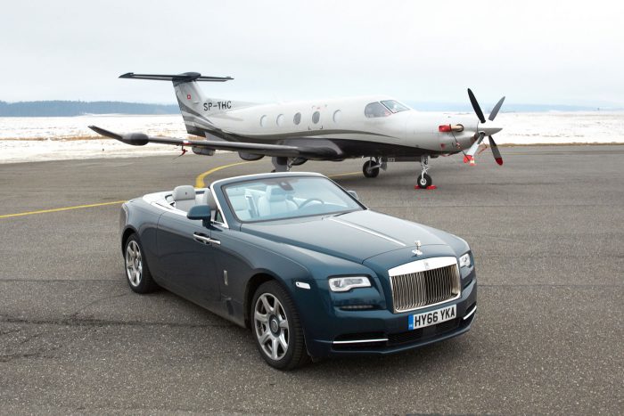 Rolls-Royce a hóban 7 A Dawn eleganciája nyitott tetővel sem változik. Fedett állapotban egy kupé kényelmét biztosítja