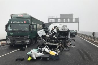 Megrázó fotókon a reggeli halálos tömegbaleset