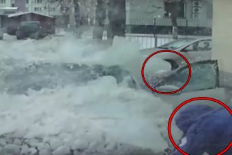 Hatalmas jégtömb csapta szét a Škodát