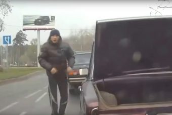 Az út kellős közepén kezdte el szerelni a Ladát, hiba volt