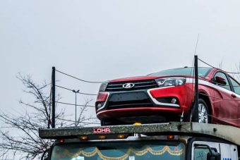 Fotón, ahogy az új Ladák Budapestre érkeznek