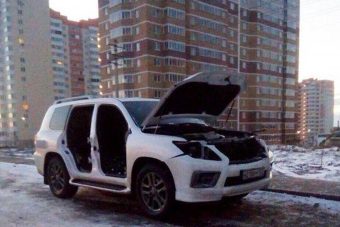 Kibelezték az autóját, amíg barátnőjénél aludt