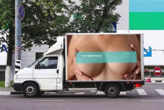 500 balesetet okozott egy gyönyörű női mell