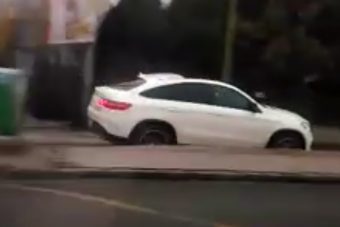 Csodás módszerrel kerülte ki egy pesti mercis a dugót, gratulálunk