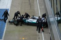 F1: Pályán a Mercedes új autója 2