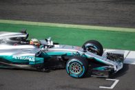 F1: Pályán a Mercedes új autója 10