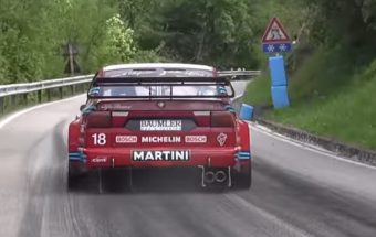 20 év után is őrületes hangja van ennek a Alfa Romeo 155 DTM-nek