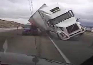 Rendőrautót lapított szét a kamion az erős szél miatt