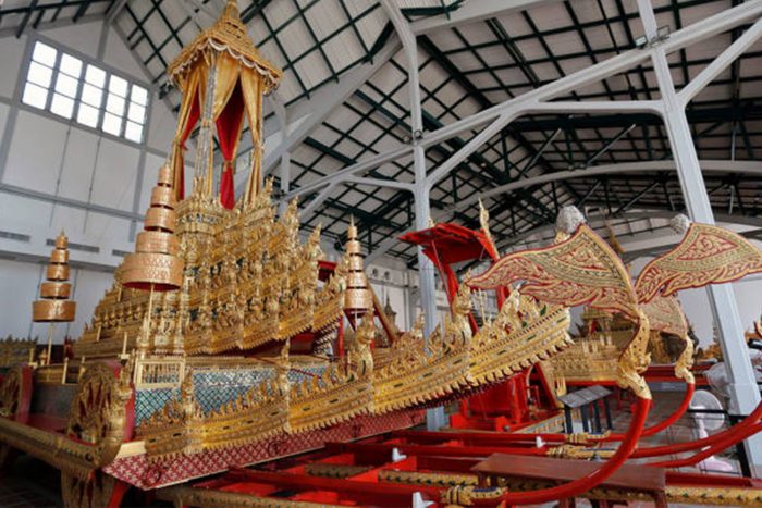 200 éves aranyhintó viszi utolsó útján a királyt