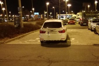 Igazán tahó parkolás a szombathelyi BMW-stől