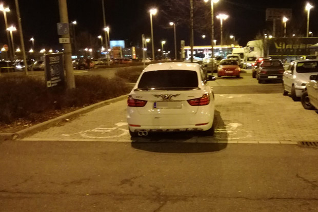 Igazán tahó parkolás a szombathelyi BMW-stől