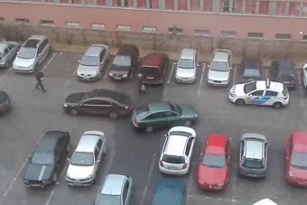 Kabaréba illő jelenet egy nyíregyházi parkolóban