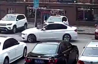 Végtelenül egyszerű parkolást szúrt el ez a BMW-s