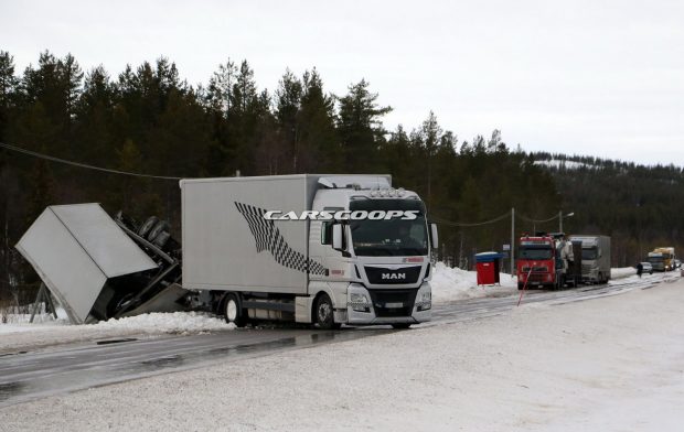 Porsche tesztautókkal borult fel a kamion 1 Porsche-Truck-Crash-1