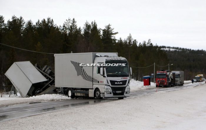 Porsche tesztautókkal borult fel a kamion 1 Porsche-Truck-Crash-1