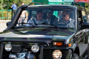 Putyin a volán mögött, és ez jó neki