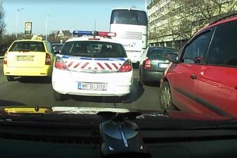 Rendőri felvezetést kapott Budapesten egy terhes hölgy és az apuka