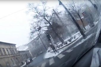 Videóra vették, ahogy a rendőr beléjük rohan a Kálvárián