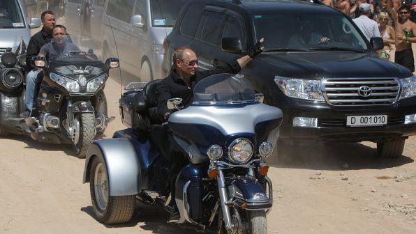 Putyin a volán mögött, és ez jó neki 8 Russian-President-Vladimir-Putin-driving-a-Harley-Davidson-at-a-bike-show