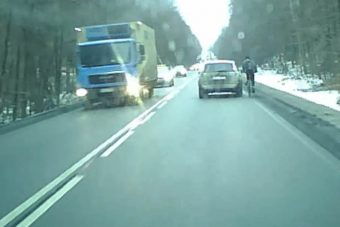 Szándékosan szorította le a kerékpárost az autós