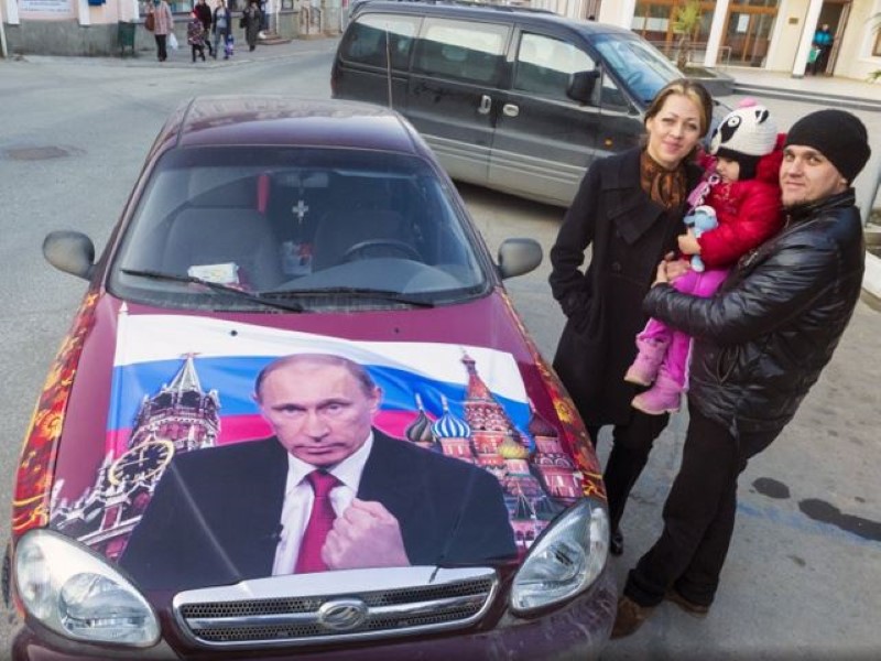 Vladimir-Putin-fans-paint-his-picture-on-their-cars-8