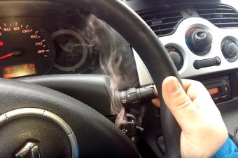 Villanyördög bújt a Renault-ba, füstölt a kormány