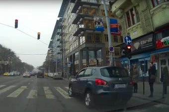 Ha egy pillanattal hamarabb lép a zebrára ez a pesti hölgy, már nem él