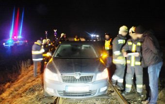 Mobilja mentette meg a sínekre tévedt skodást