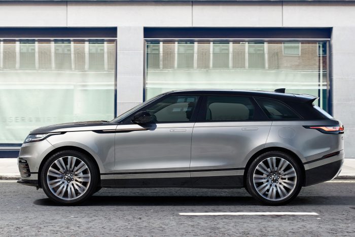 Range Rover Velar: a múltból jött, a jövőbe tart 18 A navigációs rendszer ingázó üzemmódban megtanulja az útvonalunkat, útvonalainkat, és a korábbi minták, illetve friss adatok alapján javasol kerülőt.