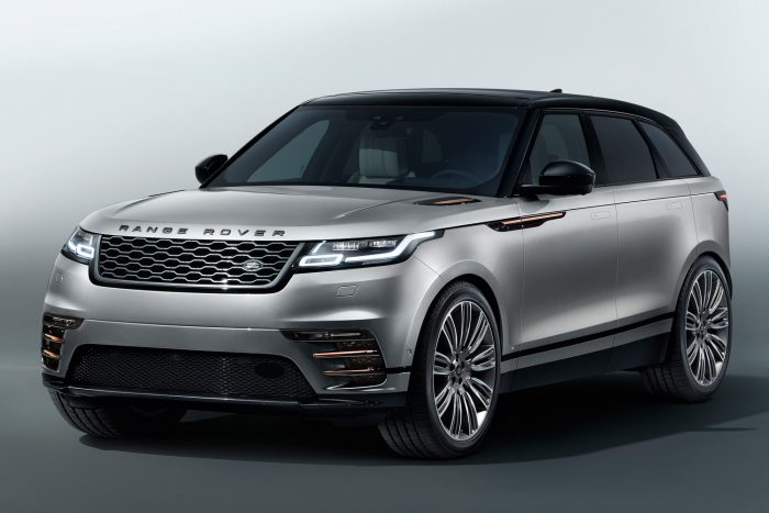 Range Rover Velar: a múltból jött, a jövőbe tart 16 A kínálat legerősebb tagja a kompreszoros 3.0 V6 benzinmotor 380 lóerővel, 450 Nm nyomatékkal 5,7 másodperces gyorsulással.